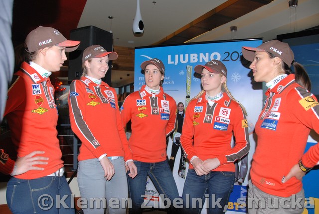 011 Eva Logar, Katja Pozun, Ursa Bogataj, Spela Rogelj, Maja Vitc